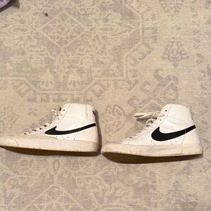 Nike Kids Sneakers in Cream and Black